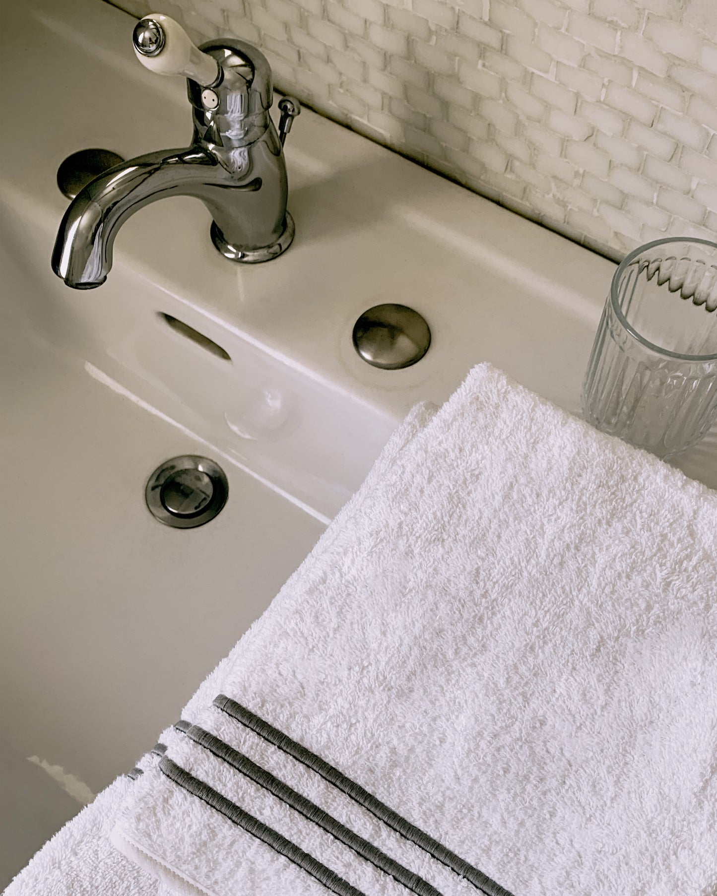 Isaac Guest Towel 30 x 50 cm made from 100% combed cotton